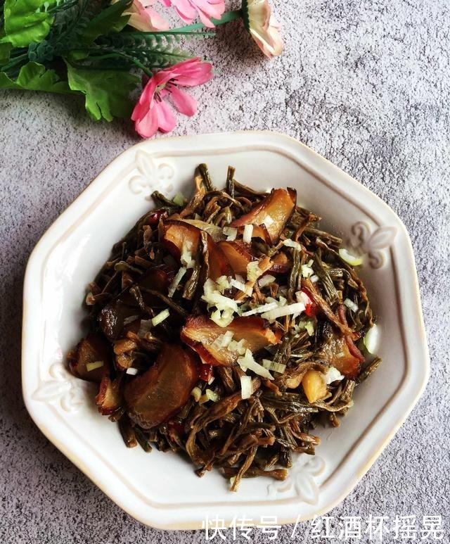  应季|腊肉和它是天生一对，把它们炒一起，又香又下饭，连吃3天都不腻