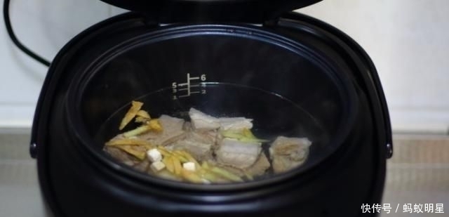  家人|寒冷天炖一锅排骨萝卜汤，做法简单，味道鲜美，家人喝了开胃顺气