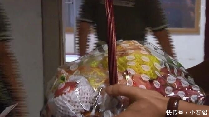  主管|啤酒标签上16.6元一箱 男子结账时傻了眼 超市主管：随便投诉！