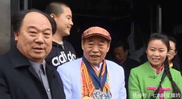 手法|中国人做龙须面靠手法,老外竟然“投机取巧”做,光锅都2米宽