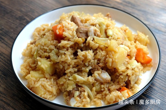 食材|电饭锅只蒸白米饭太浪费,4种食材和大米同煮,有肉有菜香喷喷