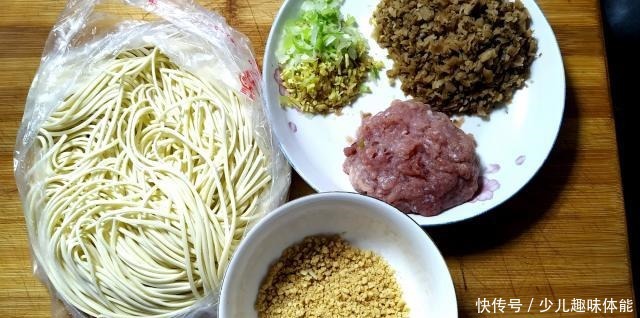 简单|老妈教的美味家常干拌面,做法简单,一看就会,看着就很有食欲