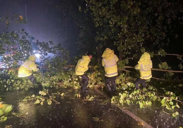  凌晨|凌晨暴雨洪水进屋大爷正在输氧，排查民警连夜将其转送医院