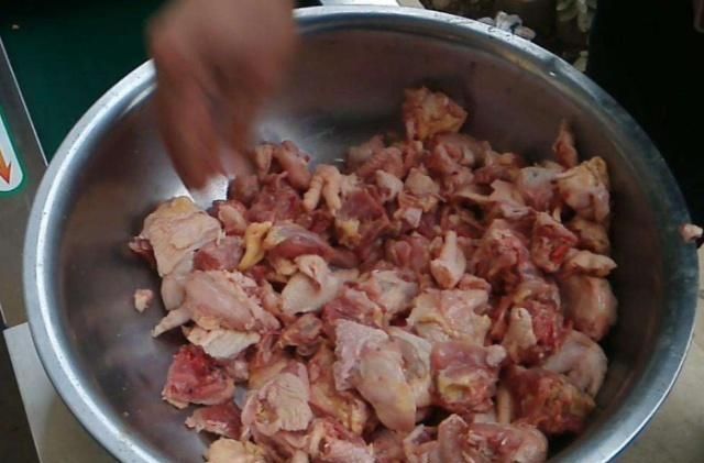 入一些|川渝特色菜辣子鸡香辣鲜嫩,解馋下饭,连骨头都是酥香的