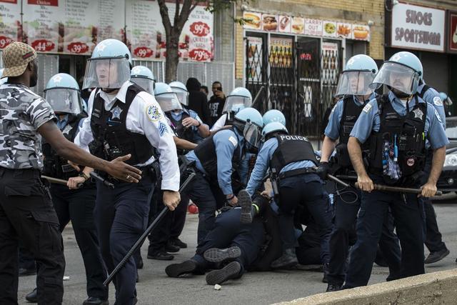 当场|美国联邦调查局给芝加哥32家黑帮“开会”：警察将当场开枪射击