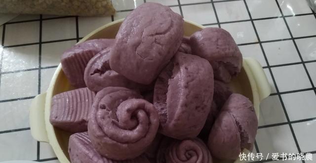 看着|两个人的晚餐,一盘馒头,两道菜,看着穷,比吃肉好