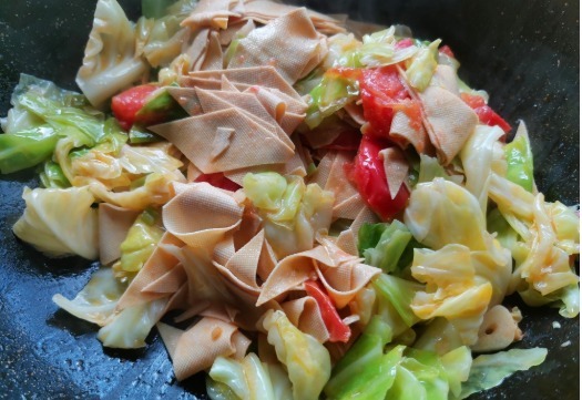 做法|把包菜和这两种食材一起搭配做，做法简单，清淡开胃，酸爽下饭