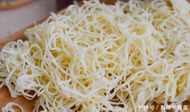 地方叫|用这菜做焖面,老公最爱吃,浓香美味,到了冬天周周都要吃