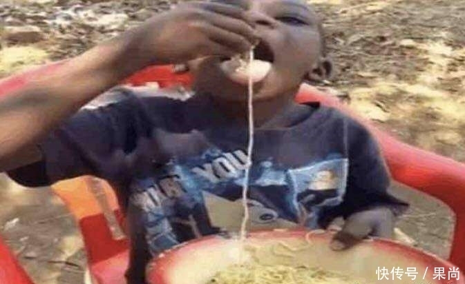 非洲|在非洲, 吃上泡面是土豪的一种象征，他们经常拿着方便面炫富