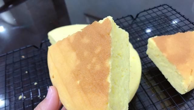 蛋清|做电饭锅蛋糕,不需要加酵母,一样可以做出鲜香、软嫩的蛋糕