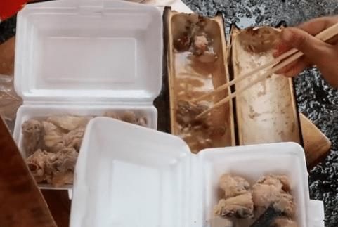 特别|广西大妈卖“竹筒”小吃,15元一根,以为烤甘蔗,掰开后连吃十根