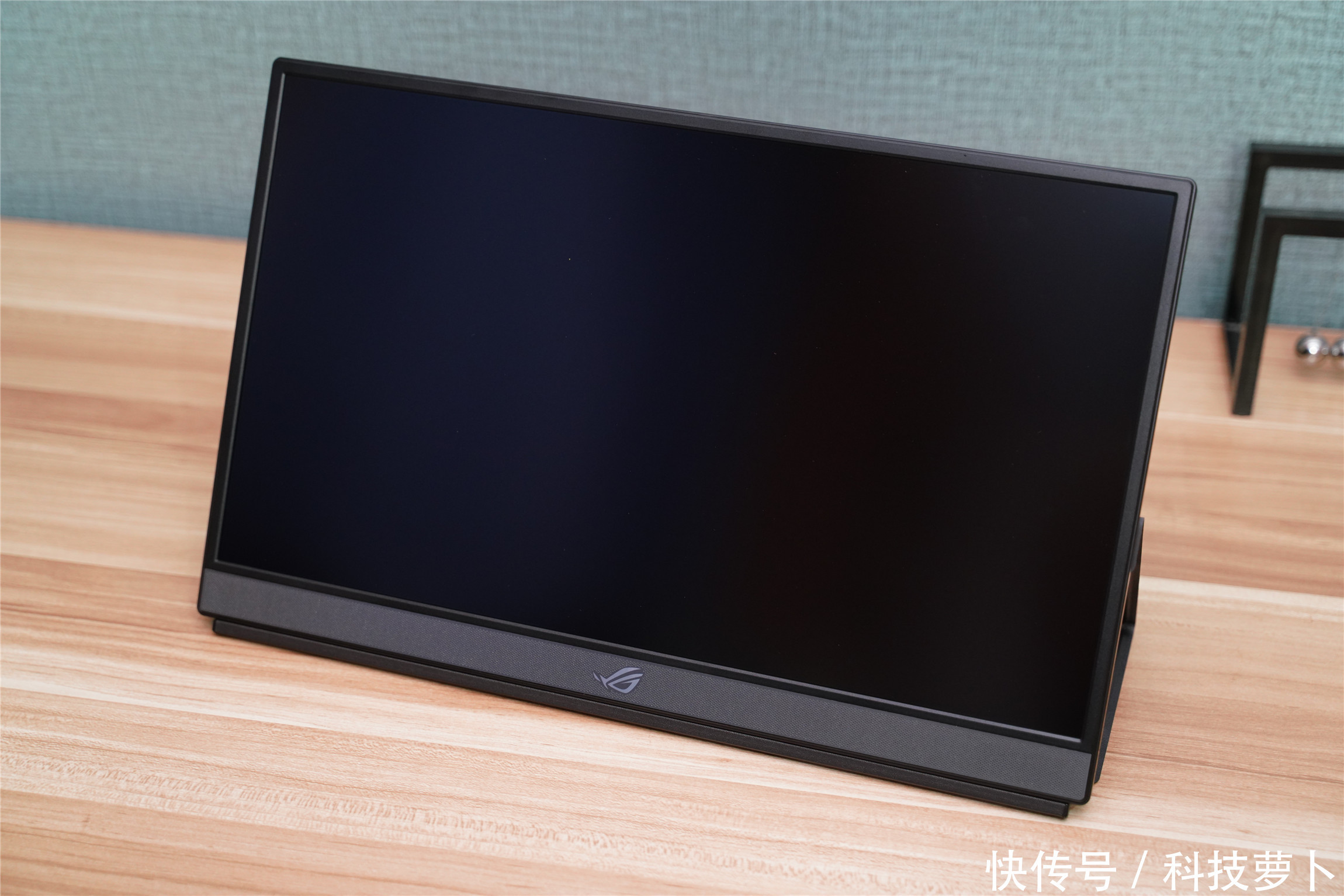 全球|全球首款240Hz+3ms电竞便携显示器,ROG XG17AHP评测