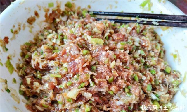 好吃|妈妈包了薄皮馅的饺子,很好吃,我一口气吃了两碗饺子