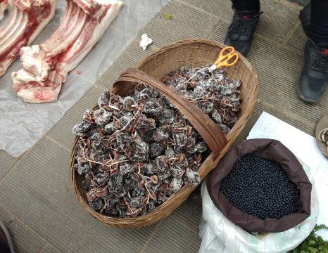 涨价|大叔路边卖“稀罕”小吃,10元一斤不涨价,顾客错过要等一年