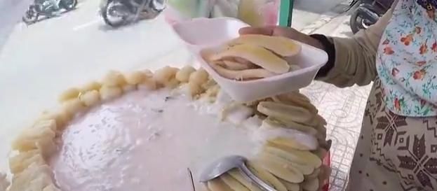 小吃还|大婶卖“长条状”小吃,5元一根不涨价,不吃后悔,吃了更后悔