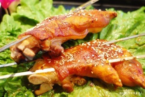 开心|儿子儿媳带客上门，婆婆传授一道孜然烤猪蹄年轻人们聚的非常开心