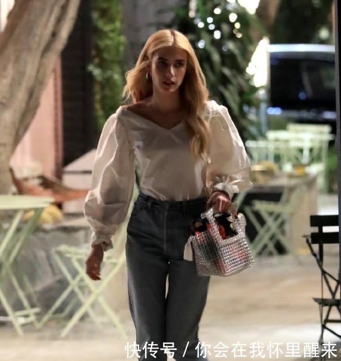 漂亮|艾玛·罗伯茨越来越漂亮，穿着泡泡袖夹克搭配高腰牛仔裤