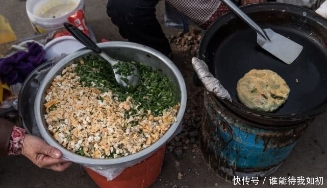 时说|90岁老人街边卖小吃，结账时说的话让人感到“心寒”