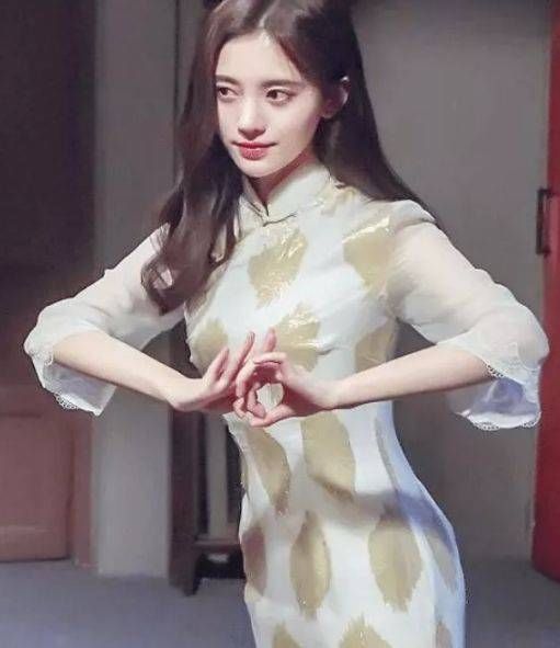 换上|鞠婧祎因太瘦拒绝穿旗袍被导演强制换上之后,水蛇腰惊艳全场