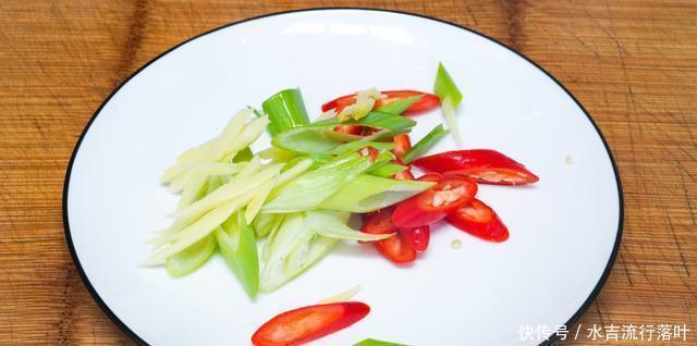 好吃|辣椒炒肉到底怎样做才好吃呢炒之前多加这一步，肉片香辣下饭