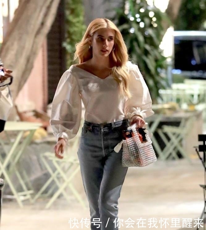 漂亮|艾玛·罗伯茨越来越漂亮，穿着泡泡袖夹克搭配高腰牛仔裤