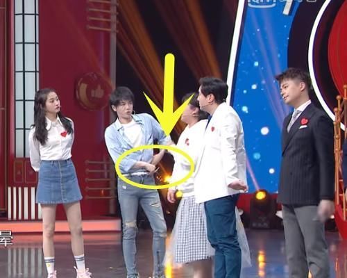 紧急|华晨宇对着镜头扎腰带,节目组紧急打出一行字,堪称救场教科书