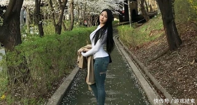 牛仔裤|路人街拍:身材曼妙的牛仔裤小姐姐,充满青春活力