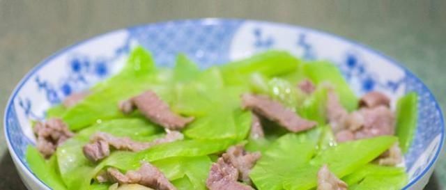 猪肉|炒猪肉时,直接下锅炒是大错特错多加一步,猪肉更香嫩还不粘锅