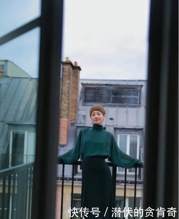 身材比例|马伊琍越来越美了,一袭黑色印花连衣裙高级优雅,自信感藏不住