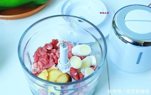 牛肉馅|跟着高级厨师做牛肉蒸饺,咬开皮儿满满都是汤汁儿,一吃就忘不了