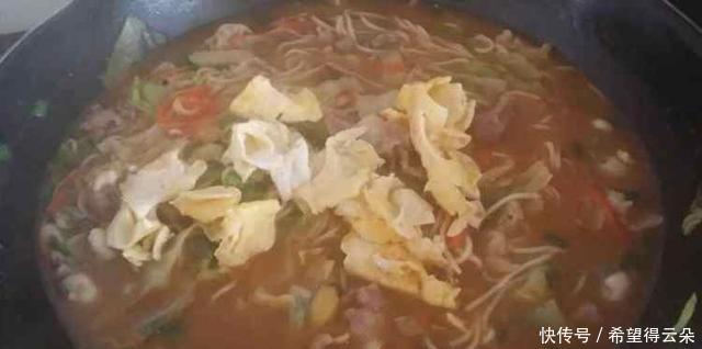 十足|特色美食泉州卤面,汤浓料足Q弹爽口,十足的闽南风味