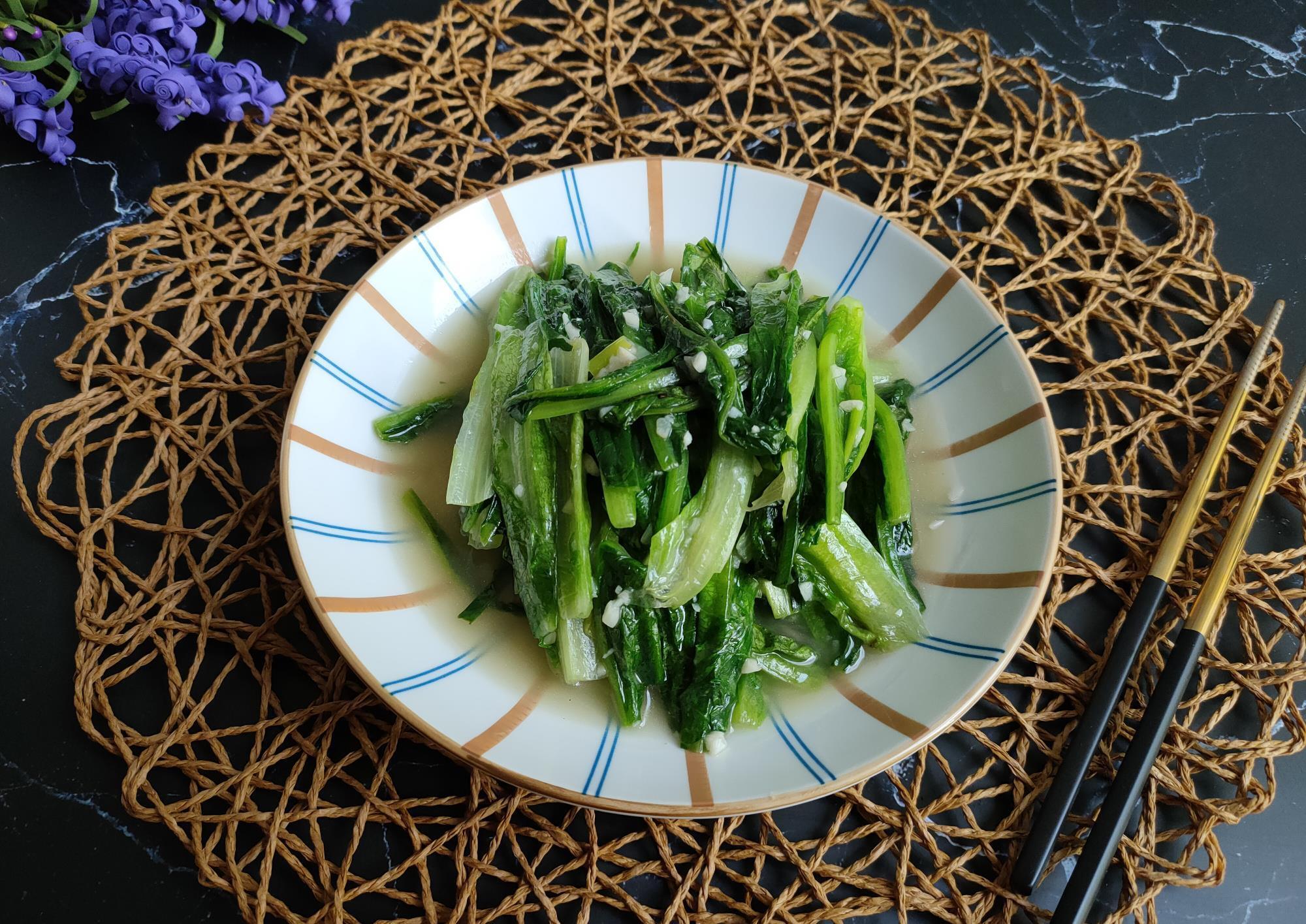  出水|做菜什么时候放盐很重要，不少人搞错了，难怪菜肴出水、口感发柴