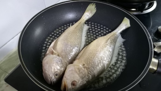 下锅|别管煎啥鱼,直接下锅就“废了”,牢记3个妙招,鱼肉不腥不破皮