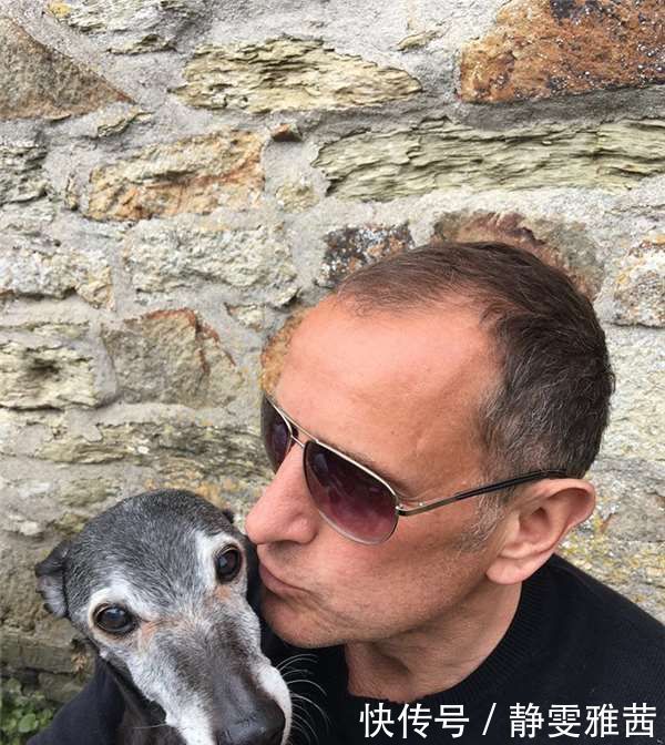  小狗|带着老小狗去海边最后一次旅行，没想到海边有数百人来了