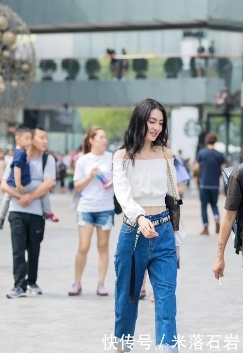  回头率|街拍：皮肤白皙的小姐姐，轻松秀出大长腿，不缺回头率