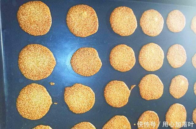 芝麻|童年时吃的芝麻脆饼,教你家常做法,简单搅一搅,又香又脆