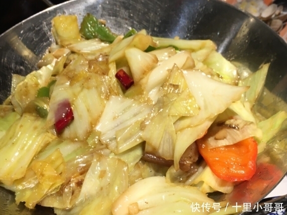 包菜|做手撕包菜,直接下锅就错了!学会这一招,不发黑不油腻酸爽可口