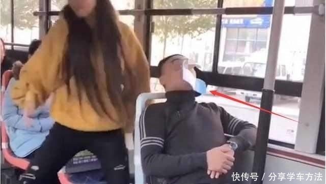  呼噜声|公交车上男子睡觉打呼噜, 一旁美女把”创可贴“贴在男子嘴巴上, 网友: 真香