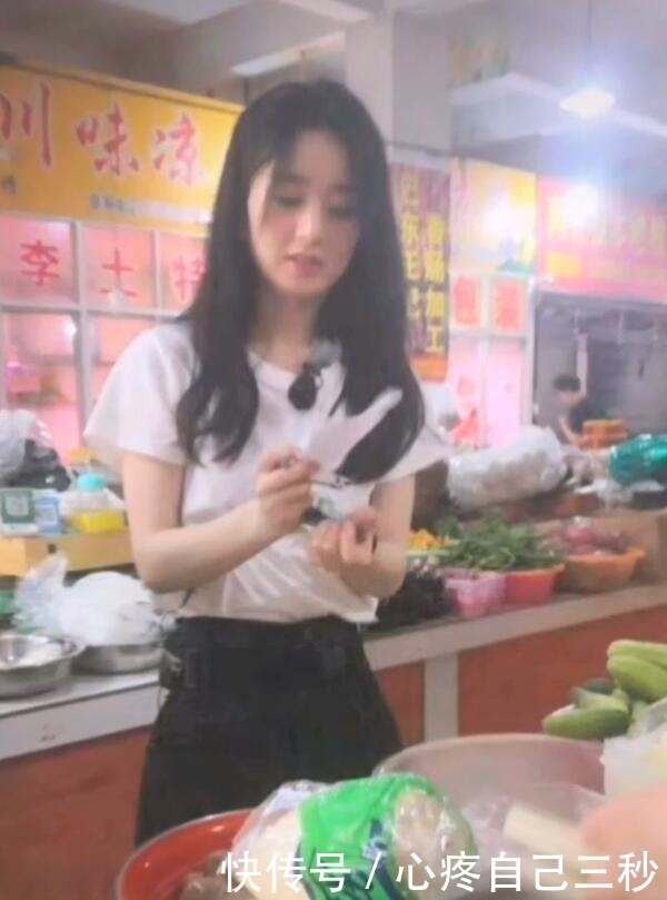 累到|黄晓明高温下帮赵丽颖提行李,累到浑身是汗大喘气,仍抢着干活!