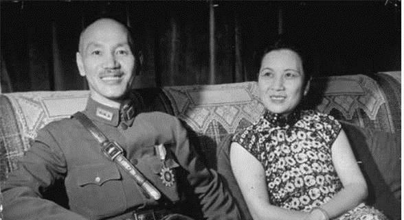 路上|他辞官回家的路上遇到强盗,打开他的行李后,强盗却跪送