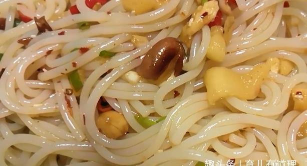  米粉|孩子夏天要吃的开胃菜，香辣可口，教你在家也能做，比外卖还好吃