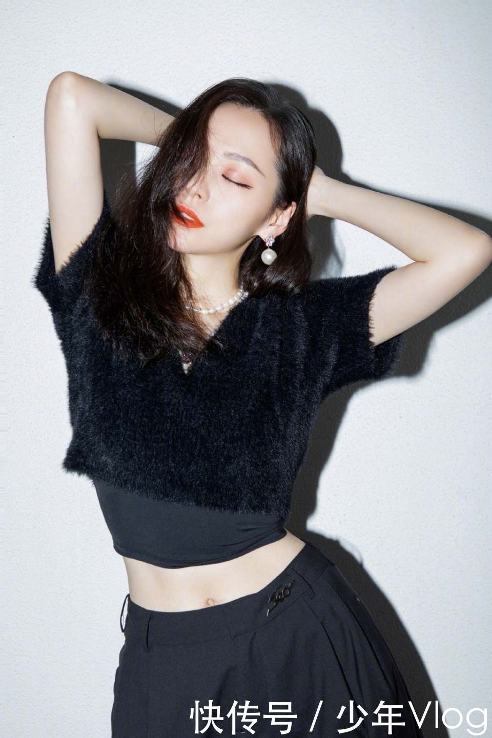 极致|黑白到极致就是极度舒适，白色学院风短裙套装