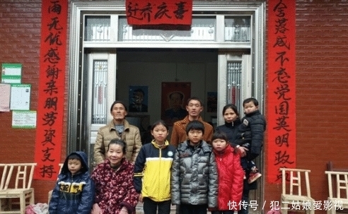 人民大学|1994年她以692分考上人民大学,毕业嫁入农村生6个娃,现状如何?