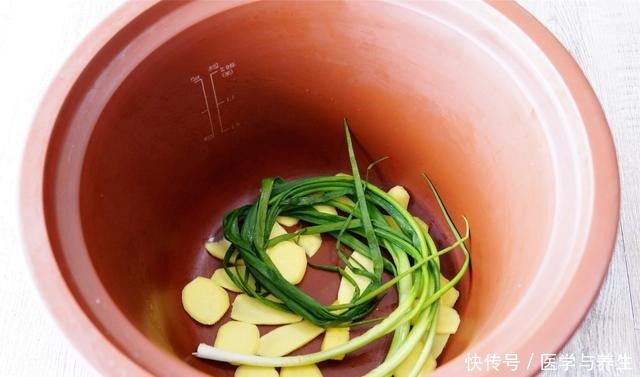 滴水|把整只鸡扔进电饭煲,不放1滴水和油,出锅香过吃烤鸡,太解馋了