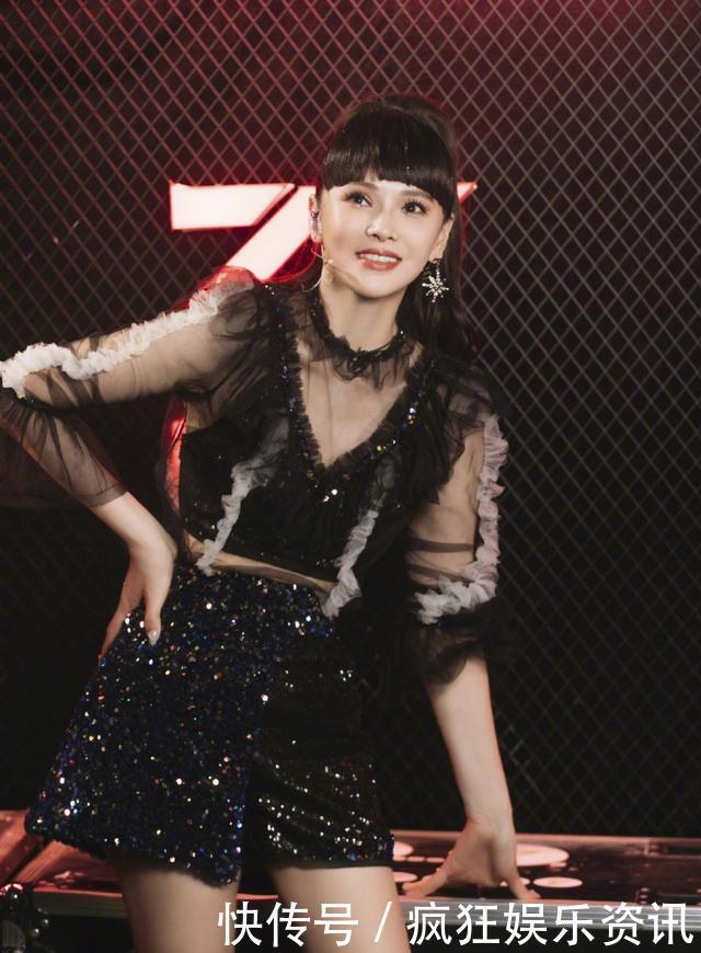  桌子|伊能静再惹争议，频繁用脚踩桌子踩椅子被批没素质