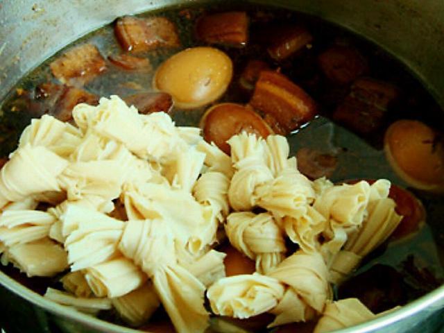  红烧肉|红烧肉不要放八角、桂皮，放上这2样炖才香，减肥都要吃一顿