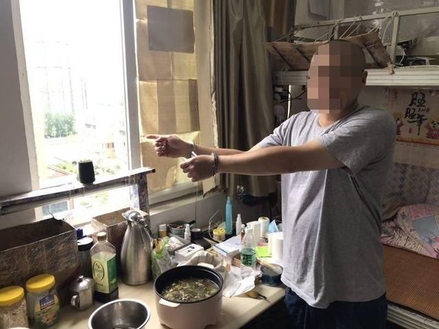  玻璃瓶|楼下路人被砸骨折、脑震荡警方沿着一瓶牛肉酱玻璃瓶找到肇事者