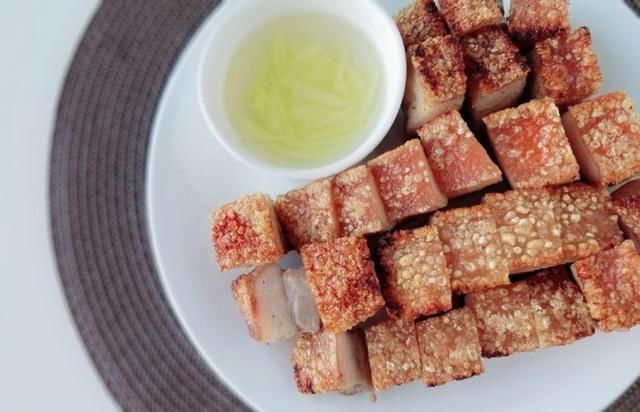 脆皮烧肉|五花肉这吃法太香了,酥脆不油腻,我家经常做,一次5斤不够吃