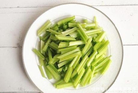  芹菜|三伏天的时令蔬菜，20元一斤有些贵，但值得吃，润肺清热还滋补