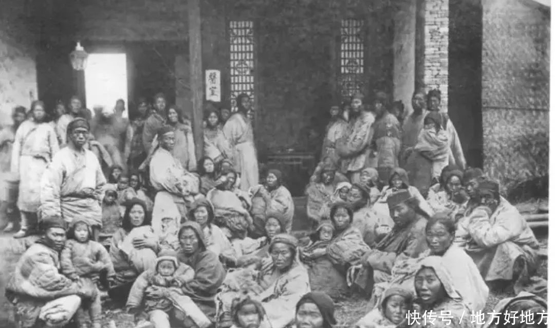 真实|清末真实照片，老汉田里有粮心里不慌，新娘霞披凤冠姿容俏丽